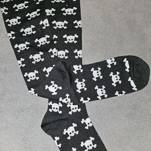 Skull knee-high socks